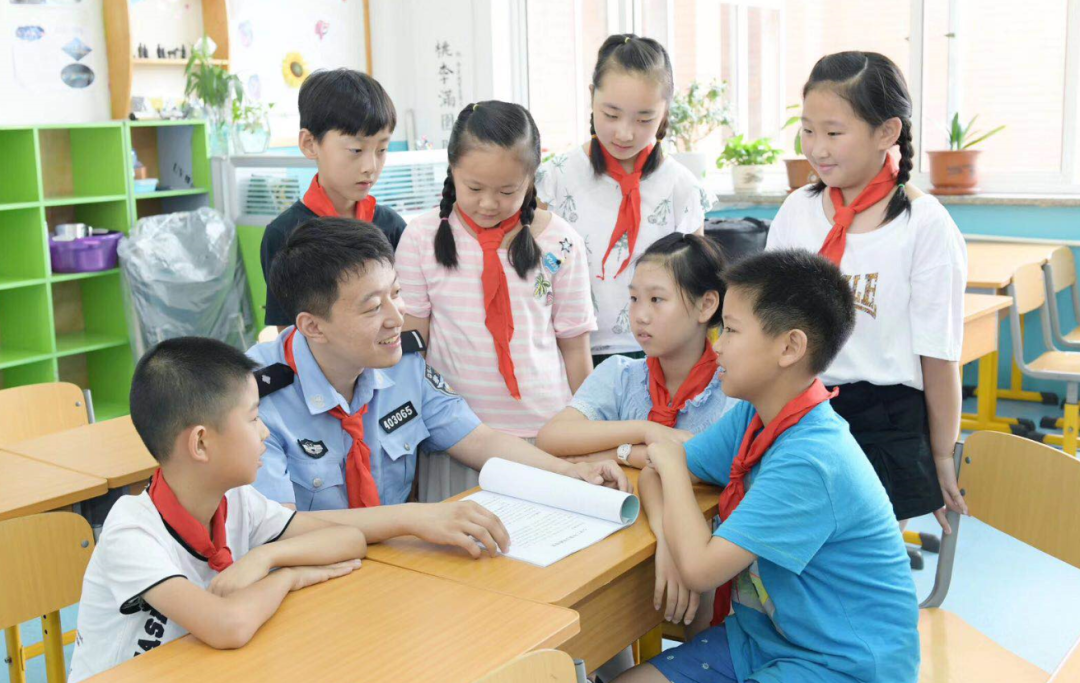 辽宁抚顺雷锋派出所传承雷锋精神 把服务做到群众心坎上